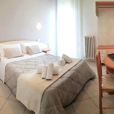 Hotel Prestige Rimini Bagian luar foto