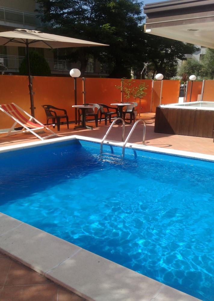 Hotel Prestige Rimini Bagian luar foto