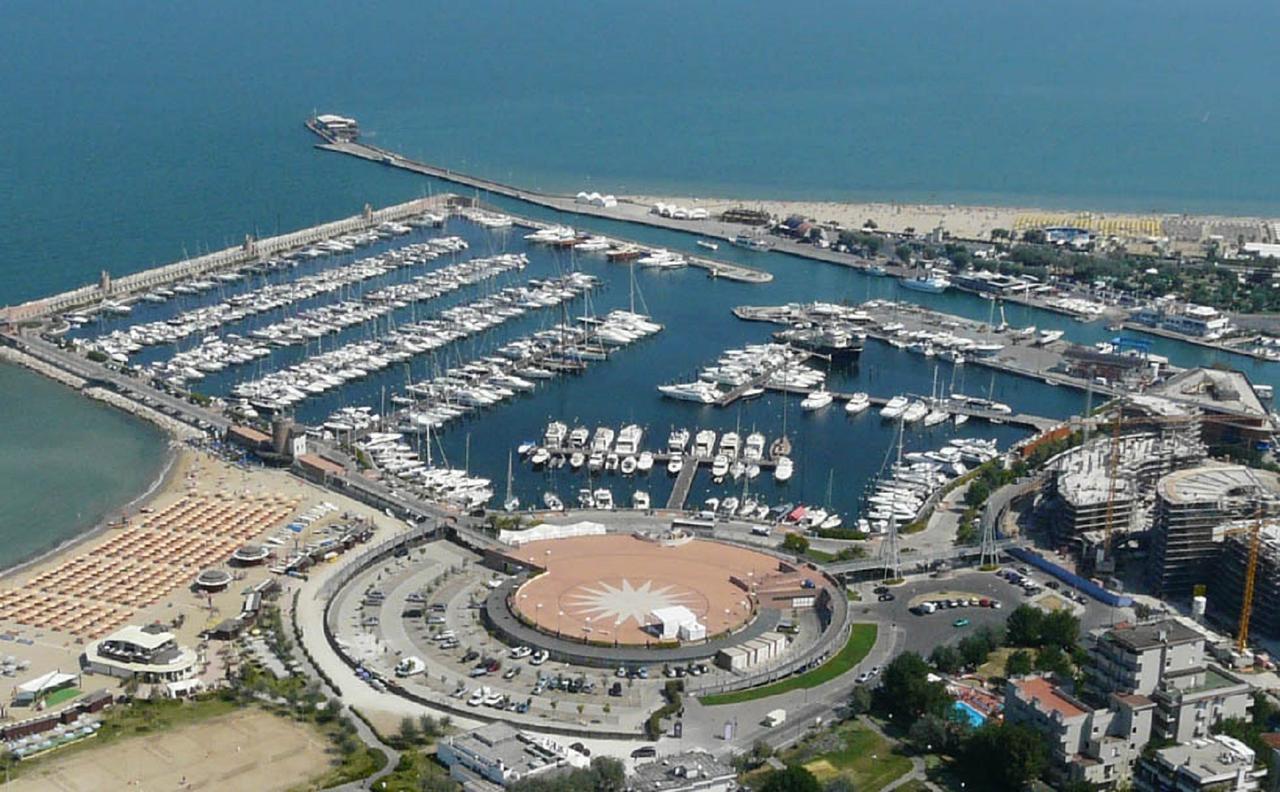 Hotel Prestige Rimini Bagian luar foto
