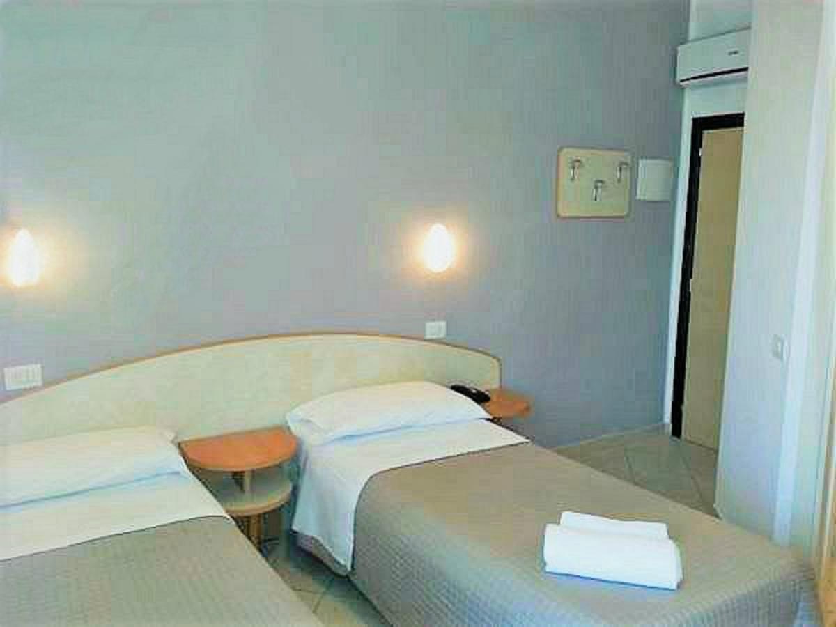 Hotel Prestige Rimini Bagian luar foto