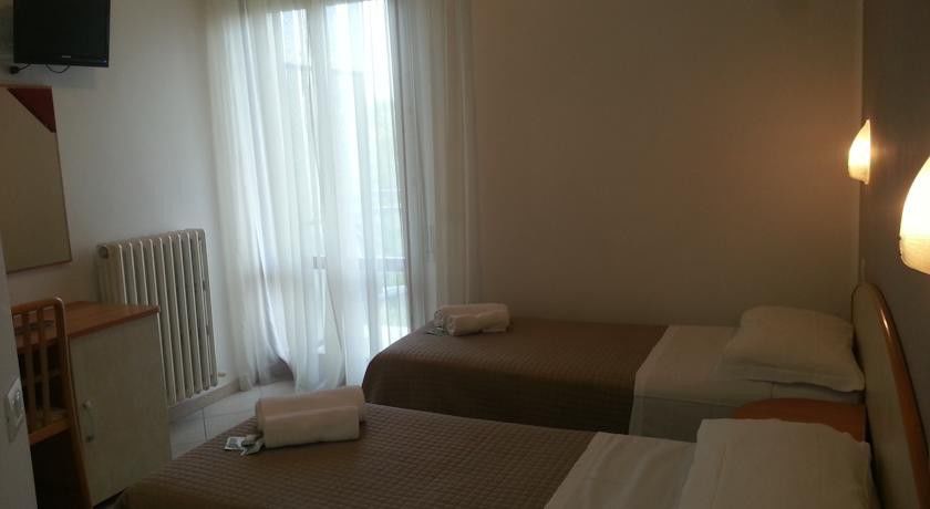Hotel Prestige Rimini Bagian luar foto