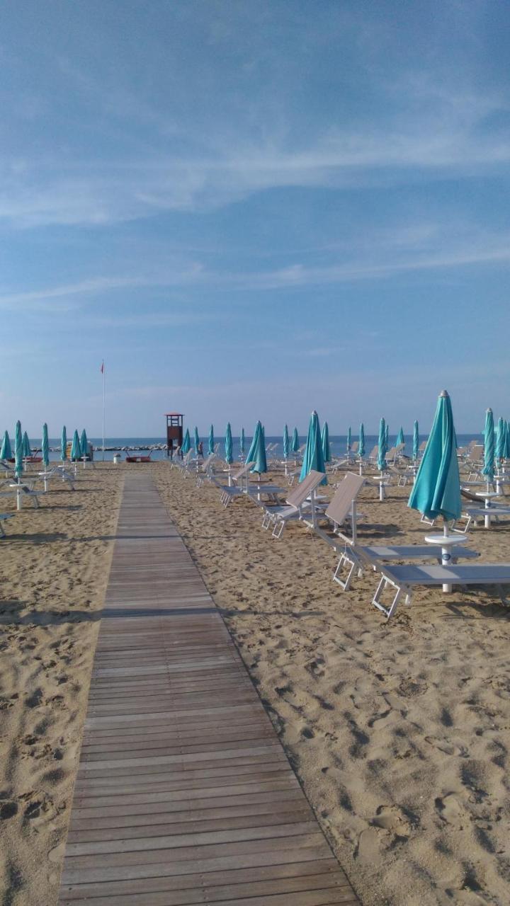 Hotel Prestige Rimini Bagian luar foto