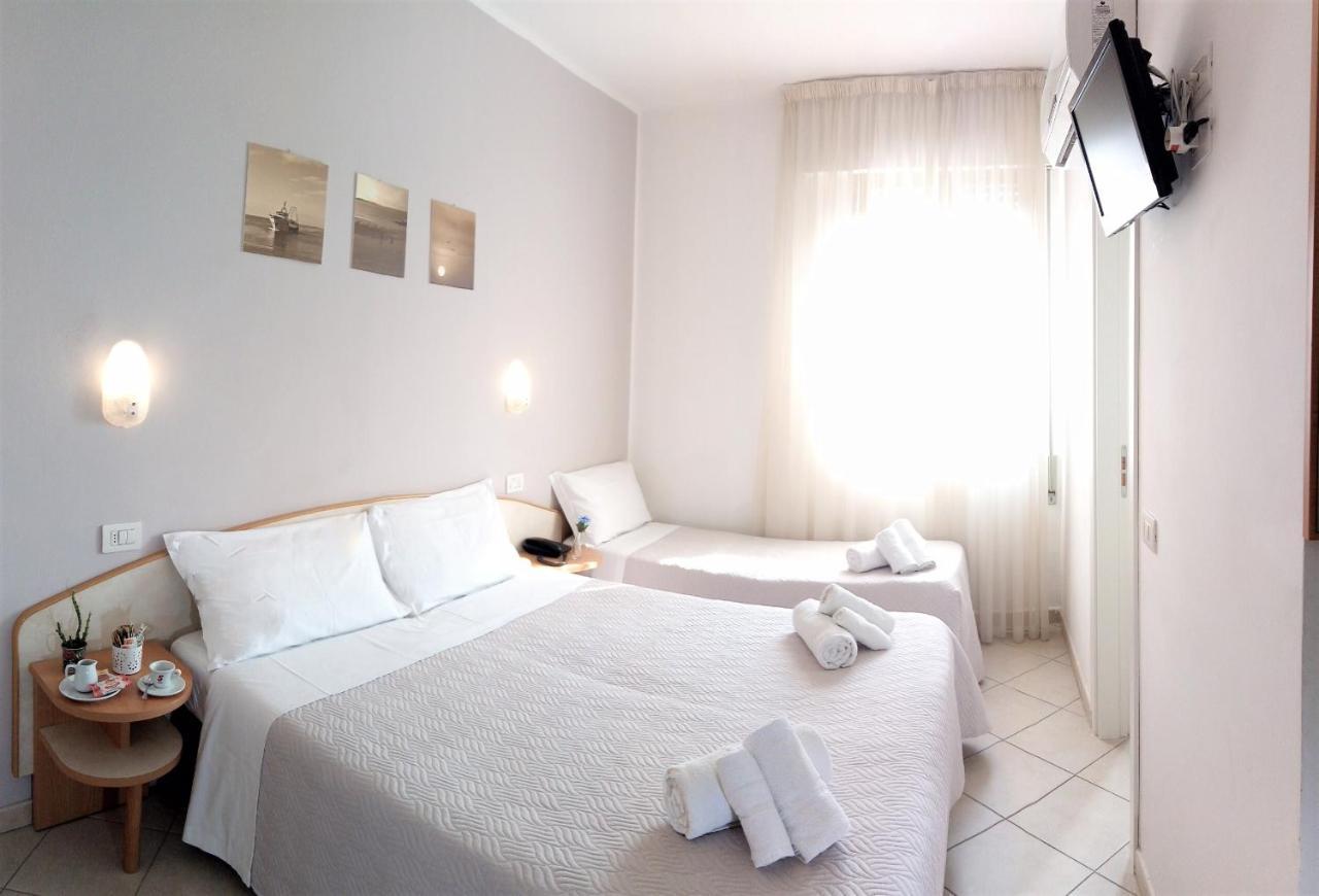 Hotel Prestige Rimini Bagian luar foto