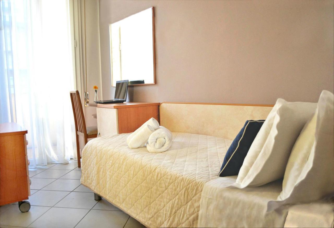 Hotel Prestige Rimini Bagian luar foto