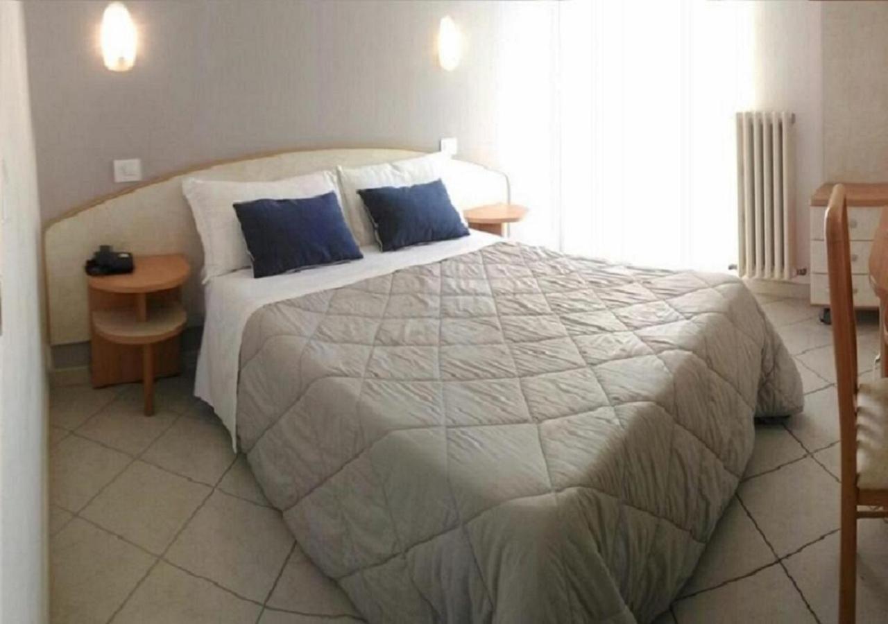 Hotel Prestige Rimini Bagian luar foto